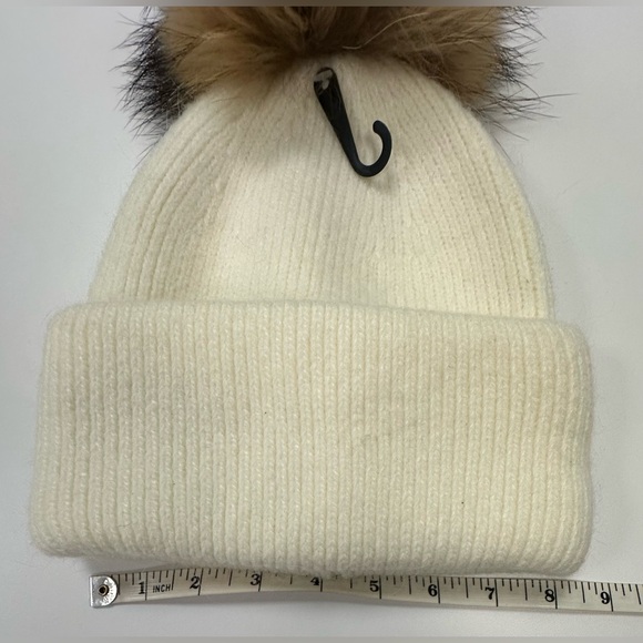 Elegant NWT Cherie Bliss Cream Knit Hat with Faux Fur Pom - Picture 7 of 8